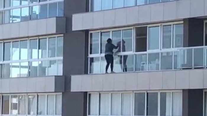 Mulher foi flagrada do lado de fora das janelas sem nenhum tipo de proteção