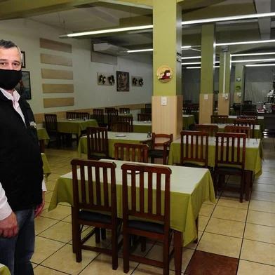  CAXIAS DO SUL, RS, BRASIL, 08/05/2020. Churrascaria Laço de Ouro, preparativos para o Dia das Mães, em meio à pandemia e o isolamento social. Na foto, o proprietário Elton Bettio. (Porthus Junior/Agência RBS)<!-- NICAID(14496184) -->