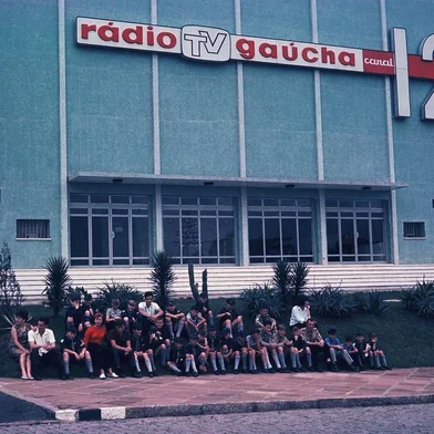 Visita de estudantes e escoteiros à sede da Rádio Gaúcha e TV Gaúcha Canal 12, no Morro Santa Tereza, em Porto Alegre, em 1965. Grupo viajou a bordo do Expresso Caxiense de Transportes<!-- NICAID(14496484) -->