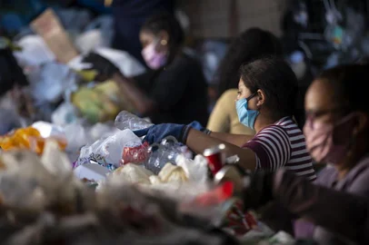  PORTO ALEGRE, RS, BRASIL - 08.05.2020 - Como a pandemia tem afetado as coletas e também os recicladores de lixo na Capital. Na imagem: UT Campo da Tuca (Cooperativa de Trabalho e Reciclagem do Campo da Tuca). (Foto: Jefferson Botega/Agencia RBS)Indexador: Jeff Botega