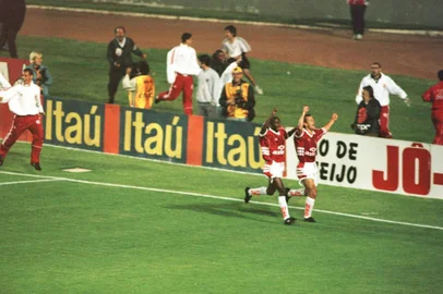 Lance da partida entre Inter 1x0 Palmeiras no estádio Beira rio em Porto Alegre. Destaque para o gol do meio campo Dunga que livrou o Colorado do Rebaixamento.#PÁGINA:49#ENVELOPE:249370<!-- NICAID(723357) -->