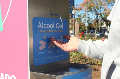 Conhecida pelo desenvolvimento de totens que disponibilizam água quente e gelada em locais públicos, a startup Icehot, de Bento Gonçalves, está agora com uma novidade, o Icegel, equipamento que fornece álcool gel de forma gratuita. Ele permite ao usuário fazer a higiene das mãos de forma prática e segura: basta pressionar o pedal de acionamento e uma porção do desinfetante é disponibilizada para esterilização, sem qualquer contato manual com o equipamento.<!-- NICAID(14497472) -->