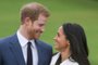  O prícipe Harry se casa neste sábado (19/05) com a atriz Meghan Markle.(FILES) In this file photo taken on November 27, 2017 Britains Prince Harry and his fiancée US actress Meghan Markle pose for a photograph in the Sunken Garden at Kensington Palace in west London on November 27, 2017, following the announcement of their engagement.Prince Harry, who marries US former actress Meghan Markle on May 19, 2018 has been transformed in recent years from an angry young man into one of the British royal familys greatest assets. / AFP PHOTO / Daniel LEAL-OLIVASEditoria: HUMLocal: LondonIndexador: DANIEL LEAL-OLIVASSecao: imperial and royal mattersFonte: AFPFotógrafo: STR<!-- NICAID(13551310) -->