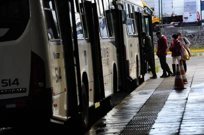  CAXIAS DO SUL, RS, BRASIL, 07/05/2020. Sobe em mais de 1.500% o número de idosos no transporte coletivo com a liberação da gratuidade acima de 65 anos. De cerca de 300 passes por dia que estavam transitando em ônibus nas últimas semanas, ontem foram 5.350 usuários idosos nos coletivos. Movimento na EPI Floresta. (Porthus Junior/Agência RBS)<!-- NICAID(14495070) -->