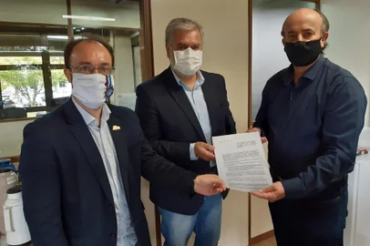 Vereadores Felipe Gremelmaier (MDB), Alberto Meneguzzi (PSB) e Gustavo Toigo (PDT) protocolam projeto que prevê multa a quem disseminar fake news<!-- NICAID(14497827) -->