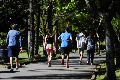 CAXIAS DO SUL, RS, BRASIL, 21/04/2020. Movimento em praças e ruas de Caxias do Sul. Mostramos acertos e erros na prevenção da covid-19 nas ruas. Na foto, ambiental no parque Getúlio Vargas, o Parque dos Macaquinhos. (Porthus Junior/Agência RBS)Indexador:                                 <!-- NICAID(14482789) -->