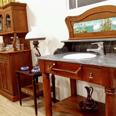 Antiquário O Porão Antiguidades, no bairro São José.<!-- NICAID(14497972) -->