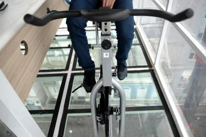  CAXIAS DO SUL, RS, BRASIL, 29/03/2019Dia do desafio na praça Dante começou cedo. Entre as atividades físicas estão: pedalada nas alturas, dança e volêi. (Lucas Amorelli/Agência RBS)<!-- NICAID(14098453) -->