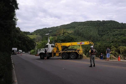 CAXIAS DO SUL, RS, BRASIL, 04/04/2019 - Uma carreta transportando entre 30 e 40 cabeças de gado tombou no km 47 da ERS-122, entre Farroupilha e São Vendelino, no final da manha desta quinta-feira (4). O veículo descia em direção a Porto Alegre quando o acidente aconteceu, por volta das 11h30min. Esse é o trecho conhecido como Curva da Morte e possui um pardal. (Marcelo Casagrande/Agência RBS)<!-- NICAID(14025685) -->