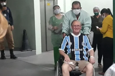 Doutor Luiz Carlos Cembrani, 64, passou para o outro lado da consulta nas últimas semanas. O novo paciente se viu pequeno diante da força com que o vírus causador de uma pandemia mundial o atingiu. Acostumado a circular por doentes testados positivos para Covid-19 desde que o vírus atingiu em cheio a capital amazonense, o médico cirurgião especialista em videolaparoscopia pôde sentir na pele os sintomas causados pelo coronavírus. O caxiense que cresceu na comunidade da Capela Menino Deus, em Forqueta, define a sensação:<!-- NICAID(14499634) -->