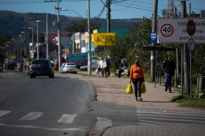 PORTO ALEGRE, RS, BRASIL,14/05/2020 - Distanciamento social na periferia. Como as pessoas estão se comportando nas periferias de Porto Alegre em razão do distanciamento social que devemos respeitar em época de Covid-19. Na foto:  Bairro Hípica Foto: Jefferson Botega / Agencia RBSIndexador: Jeff Botega<!-- NICAID(14499664) -->