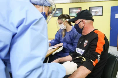 Nesta quarta-feira, os atletas e funcionários da Associação Carlos Barbosa de Futsal (ACBF) realizaram os testes para o Covid-19. O resultado foi negativo para as 100% das pessoas testadas.<!-- NICAID(14500110) -->