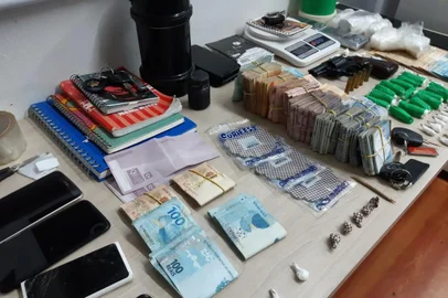 Operação Pirata prende quatro investigados por tráfico de drogas e apreende R$ 25 mil em Bento Gonçalves. O grupo atuava com uma telentrega.<!-- NICAID(14500706) -->