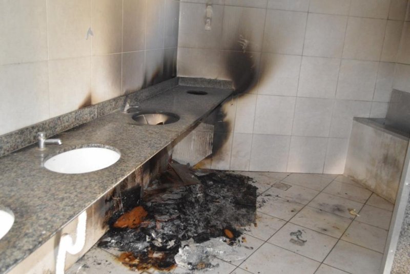 Vândalos ateiam fogo em banheiro na praça de Flores da Cunha<!-- NICAID(14500744) -->