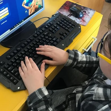 Segurança para crianças na internet. A codeBuddy, com unidade em Caxias do Sul, defende  o ensino de inteligência digital para crianças, ou seja, o uso consciente da tecnologia. Quanto mais usam de forma produtiva e criativa, mais estariam imunes a armadilhas digitais. Na foto, o caxiense Ighor Lima, de 10 anos<!-- NICAID(14500973) -->
