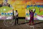  CACHOEIRINHA, RS, BRASIL - 2020.05.25 - Trabalhadores do circo na parada 63 estão em acampamento por 60 dias. Enquanto aguardam liberação para voltar a fazer espetáculos, recebem doações e fazem apresentações em semáforos pela cidade. (Foto: ANDRÉ ÁVILA/ Agência RBS)Indexador: Andre Avila<!-- NICAID(14501172) -->