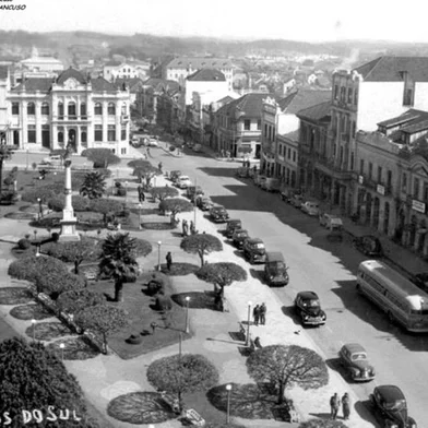 Trecho da Avenida Júlio defronte à Praça Dante Alighieri (antiga Praça Rui Barbosa) era cenário de flertes e namoros à distância nos anos 1940, 1950 e 1960, o famoso footing de domingo.<!-- NICAID(14500833) -->