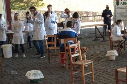 A Secretaria Municipal da Saúde (SMS) realiza neste domingo (17/05), das 9h30 às 12h, uma ação junto aos moradores de rua abrigados nos Pavilhões da Festa da Uva. A iniciativa conta com o apoio da ONG Médicos de Rua, que realiza um trabalho a nível mundial cuidando de pessoas nessas condições.<!-- NICAID(14501703) -->