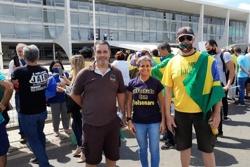 Grupo da União Patriótica de Caxias do Sul foi a Brasília prestar apoio ao presidente Jair Bolsonaro. Entre eles está a ex-scretária de Esporte e Lazer do Governo Daniel Guerra, Márcia Rohr da Cruz<!-- NICAID(14501762) -->