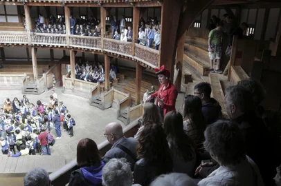 BOOKS-PAUL-LSPR-062414Visitors tour Shakespeares Globe Theatre in London, June 5, 2014. For travelers pursuing passions for literature and theater, the Globe offers 30-minute tours with its gritty details about inaccessible bathrooms, thatched roofs and rudimentary special effects. (Luke Tchalenko/The New York Times) Editoria: TLocal: LONDONIndexador: LUKE TCHALENKOFonte: NYTNSFotógrafo: STR