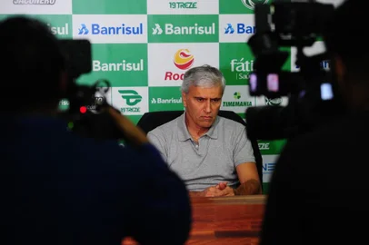 CAXIAS DO SUL, RS, BRASIL, 16/03/2020. Coletiva com Walter Dal Zotto Jr (D), presidente do Juventude e com Osvaldo Pioner (E), vice-presidente de futebol. Na coletiva, foi anunciada oficialmente a saída do técnico Marquinhos Santos do comando da equipe. (Porthus Junior/Agência RBS)<!-- NICAID(14453403) -->