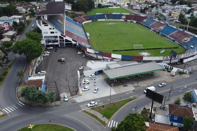 CAXIAS DO SUL, RS, BRASIL, 18/02/2020. Vista aérea do estádio Francisco Stédile, mais conhecido como Estádio Centenário. Ele serár palco do único jogo da final da Taça Cel. Ewaldo Poeta, primeiro turno do Campeonato Brasileiro. O confronto será SER Caxias x Grêmio, no próximo sábado (22/02).  (Porthus Junior/Agência RBS)<!-- NICAID(14424256) -->