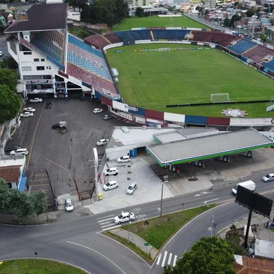 CAXIAS DO SUL, RS, BRASIL, 18/02/2020. Vista aérea do estádio Francisco Stédile, mais conhecido como Estádio Centenário. Ele serár palco do único jogo da final da Taça Cel. Ewaldo Poeta, primeiro turno do Campeonato Brasileiro. O confronto será SER Caxias x Grêmio, no próximo sábado (22/02).  (Porthus Junior/Agência RBS)<!-- NICAID(14424256) -->