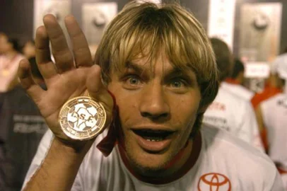 **Atenção, Somente a baixa resolução está disponível***** F.Gomes - Inter final 2 ***Internacional empata em 2 a 2 com o São Paulo no estádio Beira-Rio e conquista a Copa Libertadores da América 2006 pela primeira vez.Rafael Sobis brinca com a medalha de campeão.