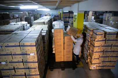  PORTO ALEGRE, RS, BRASIL - Imagens de doações recebidas por Hospitais da Capital. São doações de EPIs, equipamentos e materiais que são essenciais para o funcionamento dos mesmos. Na imagem: Fernanda Viero Silveira Flores, 33 anos, Supervisora de estoques. (Foto: Jefferson Botega/Agencia RBS)Indexador: Jeff Botega<!-- NICAID(14502633) -->