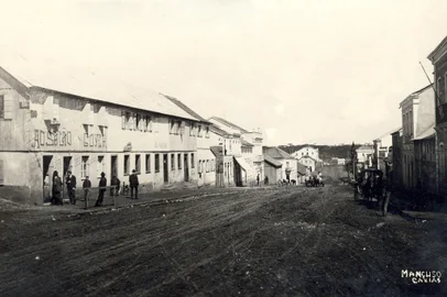 Salão Goyer (Barbearia Goyer), pertencente a Pedro Goyer, na esquina da Av. Júlio de Castilhos com a Rua Dr. Montaury, por volta de 1910.<!-- NICAID(14503119) -->