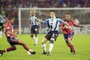 Rodrigo Fabri em lance do jogo Independiente 2 x 1 Grêmio, observado por Amaral (número 14), válido pela Copa Libertadores da América 2003 em Medellín, Colômbia.#PÁGINA:55#EDIÇÃO:1ª#FD<!-- NICAID(1450943) -->