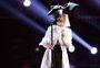 Sia relata que adotou dois adolescentes de 18 anos
