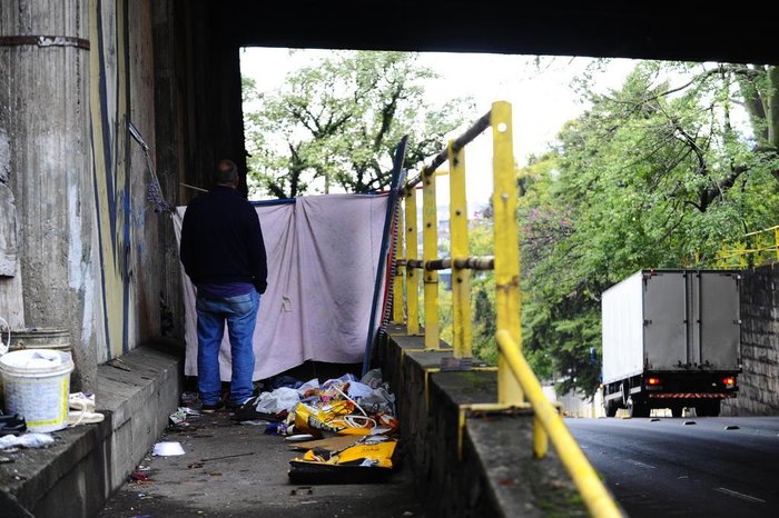 Moradores trancam rua em Caxias do Sul para protestar por falta de