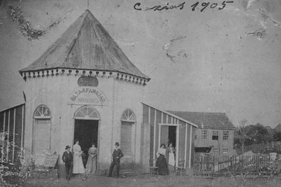 Quiosque da família de Anúncio Ungaretti, na Praça Dante Alighieri, por volta de 1905. Comercializava fazendas, perfumaria, tecidos, palas e chapéus.<!-- NICAID(12421515) -->