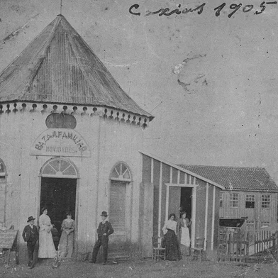 Quiosque da família de Anúncio Ungaretti, na Praça Dante Alighieri, por volta de 1905. Comercializava fazendas, perfumaria, tecidos, palas e chapéus.<!-- NICAID(12421515) -->