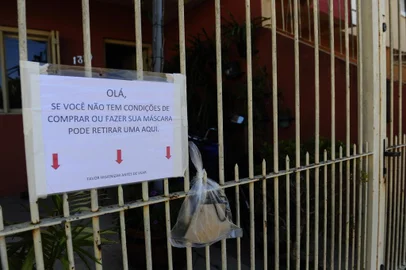  CAXIAS DO SUL, RS, BRASIL, 19/05/2020. Caxiense costura máscaras e pendura no portão para doar a quem precisa. Cuidar do próximo, fazer o bem e pensar no coletivo. Atos de bondade que podem ajudar a quem mais precisa. Edina Amandio Bianchi, 37 anos, confecciona máscaras e as deixa pendurada no portão de sua casa na Rua Vereador Otto Scheifler, no bairro Desvio Rizzo. (Porthus Junior/Agência RBS)<!-- NICAID(14503243) -->