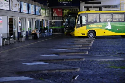  CAXIAS DO SUL, RS, BRASIL, 198/05/2020. Estação Rodoviária de Caxias do Sul. Com flexibilização das restrições governamentais, movimento na rodoviária começa a ser retomado, porém ainda está girando em torno de 30% em relação ao fluxo que era registrado antes da pandemia.Mesmo sob risco, passageiros deslocam-se para encontrarem familiares em outras cidades. (Porthus Junior/Agência RBS)<!-- NICAID(14503235) -->