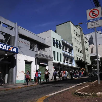  CAXIAS DO SUL, RS, BRASIL, 28/04/2020 - Agências da Caixa registram filas. Muitas pessoas foram receber o auxílio emergencial de 600 reais. (Marcelo Casagrande/Agência RBS)<!-- NICAID(14487649) -->