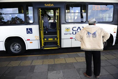 CAXIAS DO SUL, RS, BRASIL, 07/05/2020. Sobe em mais de 1.500% o número de idosos no transporte coletivo com a liberação da gratuidade acima de 65 anos. De cerca de 300 passes por dia que estavam transitando em ônibus nas últimas semanas, ontem foram 5.350 usuários idosos nos coletivos. Movimento na EPI Floresta. Na foto, Eroni Lemos, 72 anos. (Porthus Junior/Agência RBS)<!-- NICAID(14495053) -->
