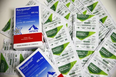  PORTO ALEGRE, RS, BRASIL, 22-05-2020: Cartelas das medicações Difosfato de Cloroquina, e Sulfato de Hidroxicloroquina, distribuídas na rede pública de saúde pelo SUS (FOTO FÉLIX ZUCCO/AGÊNCIA RBS, Editoria de Notícias).<!-- NICAID(14505860) -->