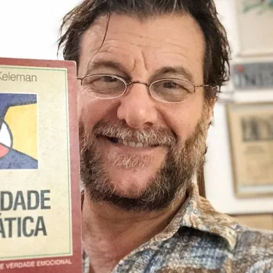 Ator Roberto Birindelli indica livro para a sessão Dica do Fíndi, da coluna Rede Social no Caderno Fíndi.<!-- NICAID(14494884) -->