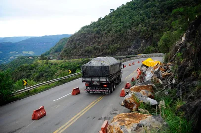  ITATI, RS, BRASIL, 22/05/2020. Queda de barreira em Itati, na Rota do Sol, completa um ano nesta sexta-feira. Após 12 meses, remoção de rochas e obras de contenção definitiva ainda não foram iniciadas. A queda de barreira que obstrui parcialmente o trânsito no trecho de Itati, km 4 da ERS-486, a Rota do Sol, aconteceu em 22/05/2019. (Porthus Junior/Agência RBS)<!-- NICAID(14506446) -->