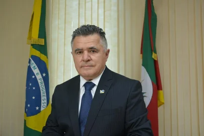  O desembargador André Luiz Planella Villarinho tomou posse, nesta sexta-feira (22), como presidente do Tribunal Regional Eleitoral do Rio Grande do Sul (TRE-RS). A cerimônia foi realizada por meio de videoconferência em razão das medidas de segurança para controle da transmissão de coronavírus. Além da presença de integrantes corte, a solenidade também contou com a participação do procurador regional eleitoral, Fábio Nesi Venzon. <!-- NICAID(14506498) -->