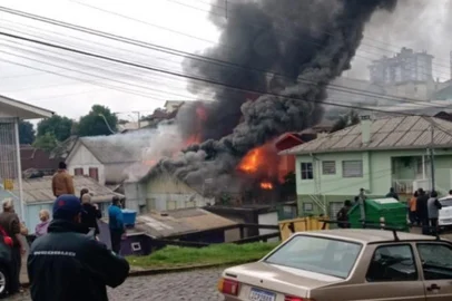 Incêndio no bairro Sagrada Família.<!-- NICAID(14506981) -->