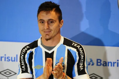  PORTO ALEGRE , RS , BRASIL , 11-03-2015 - Grêmio apresenta oficialmente o meia uruguaio Cristian Rodríguez (FOTO:RONALDO BERNARDI/AGENCIA RBS )<!-- NICAID(11254310) -->