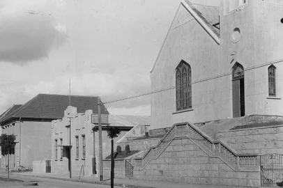 Novas instalações da Companhia Telefônica Riograndense em Caxias do Sul, no início da década de 1940. Central funcionava na Avenida Júlio de Castilhos, ao lado da Igreja Metodista (na foto, é a casa de alvenaria de um pavimento ao centro). Primórdios da CRT. <!-- NICAID(14507425) -->
