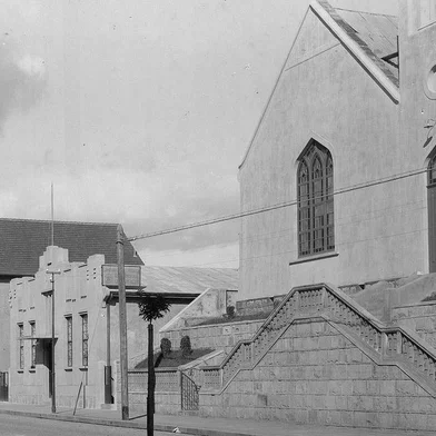 Novas instalações da Companhia Telefônica Riograndense em Caxias do Sul, no início da década de 1940. Central funcionava na Avenida Júlio de Castilhos, ao lado da Igreja Metodista (na foto, é a casa de alvenaria de um pavimento ao centro). Primórdios da CRT. <!-- NICAID(14507425) -->