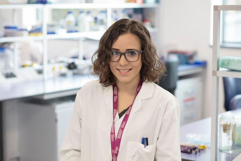 Biomédica caxiense Paula Boeira, que atua como pesquisadora na University of Plymouth, na Inglaterra, atua em estudo sobre Covid-19.<!-- NICAID(14507560) -->