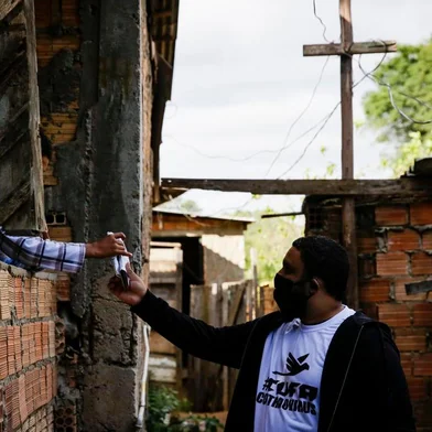  PORTO ALEGRE, RS, BRASIL, 26-05-2020: Representantes da Cufa entregam kits de máscaras a moradores do bairro Bom Jesus pela parceria formada por Grupo RBS, Lojas Lebes e Lojas Renner. (Foto: Mateus Bruxel / Agência RBS)Indexador: Mateus Bruxel<!-- NICAID(14508224) -->