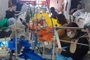 Desde o dia 30 de abril, um grupo de voluntárias se juntou para confeccionar equipamentos de proteção para o hospital Pompéia de Caxias do Sul. São aventais utilizados na Unidade de Terapia Intensiva (UTI) e confeccionados com TNT. <!-- NICAID(14497393) -->
